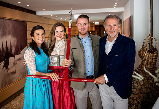 Jungbrunn-Hotelchef Marcel Gutheinz (3. v. l.) führt seit 2017 mit Unterstützung seiner Eltern Ulrika und Markus sowie Schwester Vivana (2. v. l.) erfolgreich den selbst ernannten Gutzeitort in Tirol. Bildnachweis: Hotel Jungbrunn, Tannheim/Tirol 